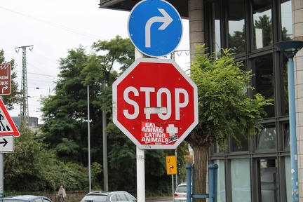 Verkehrschild "Stop eating Animals"